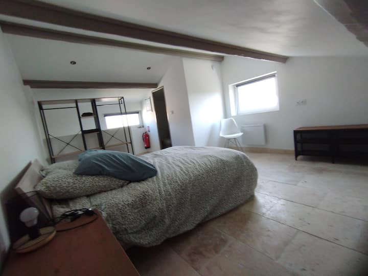 chumba kikuu chini ya sehemu ya juu chenye bafu.