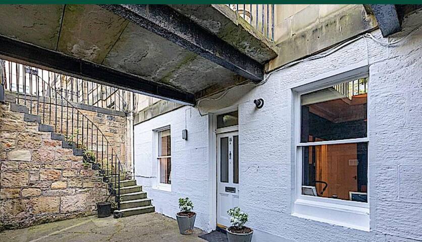 Spacious lower ground flat