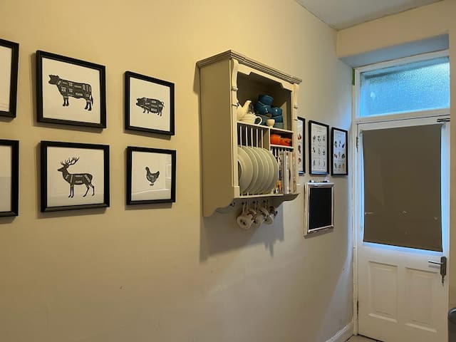 Spacious lower ground flat gallery image 4