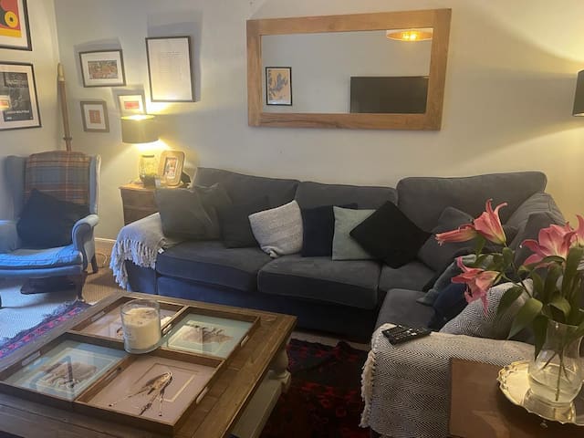 Spacious lower ground flat gallery image 2