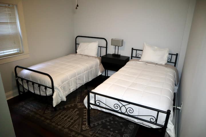 Cette chambre est éteinte et dispose de 2 lits jumeaux.