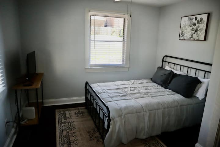 Une autre chambre confortable avec un grand lit et une télévision.