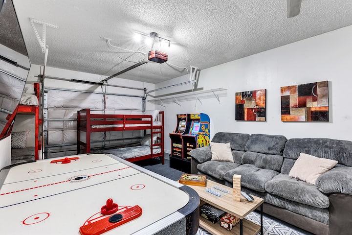 Cuarto dormitorio / juego/habitación de literas con aire acondicionado. 2 literas (4 camas individuales), cómodo sofá, mesa de hockey de aire de tamaño completo (7 pies), mesa de café con 3 juegos (Jumanji, Chess, Jenga), 2 juegos de arcade de tamaño completo (Mortal Kombat, Sra. Pac Man), lavadora/secadora, plancha y tabla de planchar.