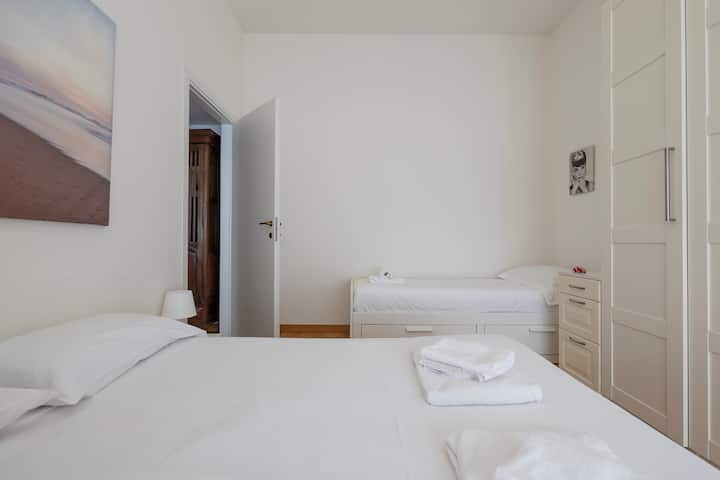 Habitación grande con 3 camas