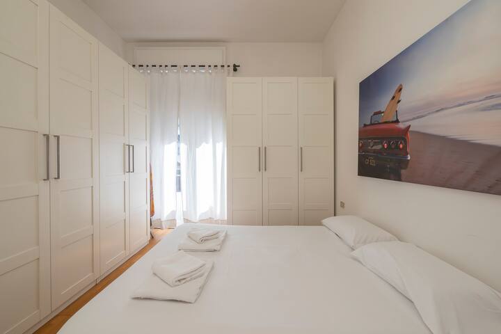 Habitación grande con 3 camas