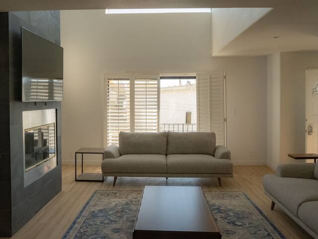 Bright 5 bdroom 3 bath w/Rooftop Deck by the Beach gallery image 3