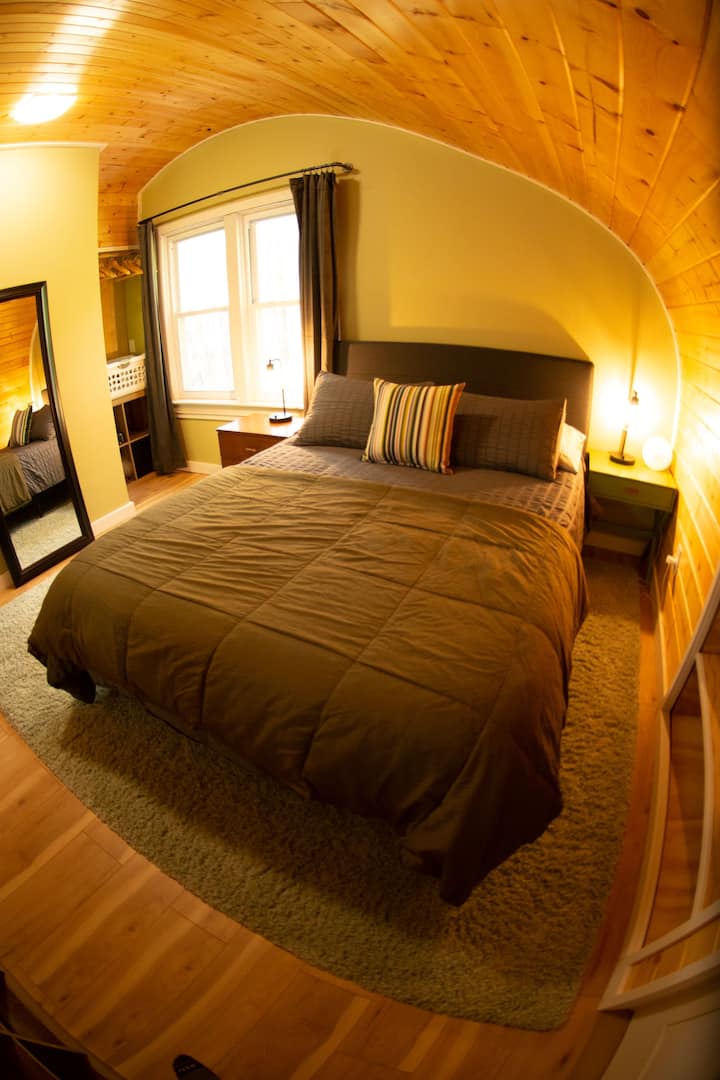 Спалнята на горния етаж има отворено таванско помещение към кухнята. Баня 2 също се намира на лофта и е самостоятелна за тази спалня.