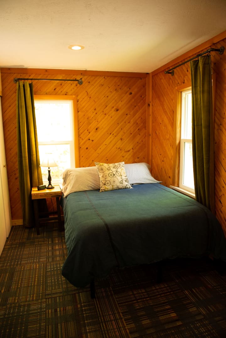 Пълноразмерно легло с едно нощно шкафче. В тази спалня има голям килер, където се намират пералнята и сушилнята. 