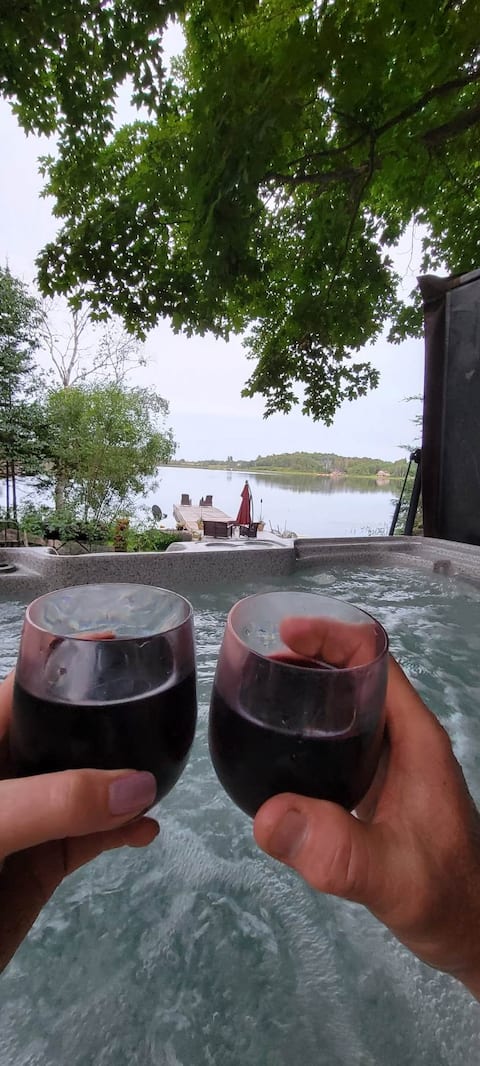 Lakeside Hot Tub Abbeyhill~perfect for
2-4 people