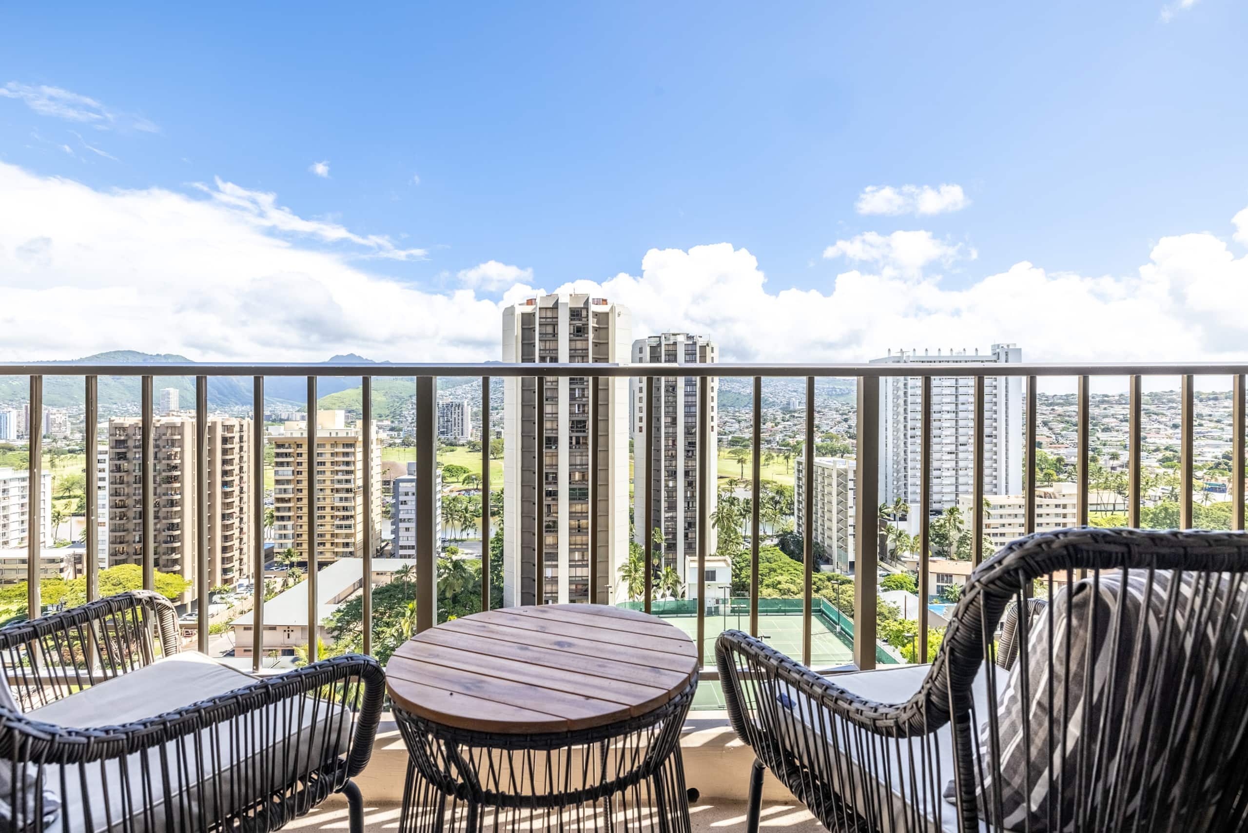 Condo in Honolulu · ★4.9 · 1 bedroom · 2 beds · 1 shared bath - Image 5