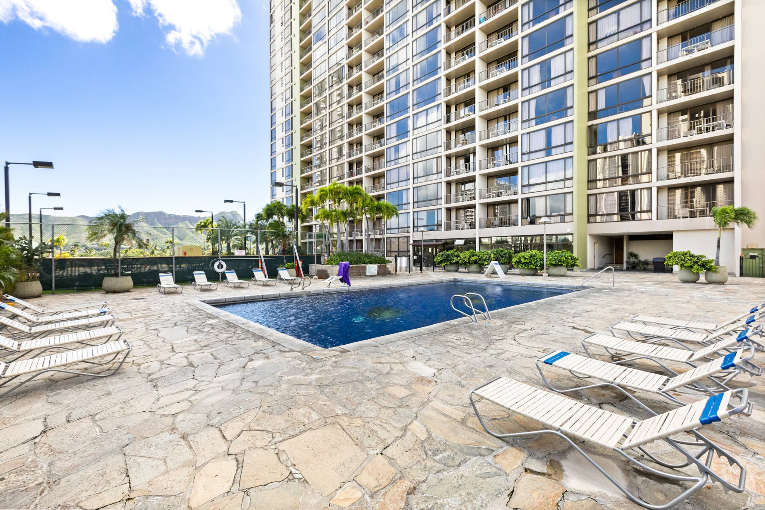 Condo in Honolulu · ★4.9 · 1 bedroom · 2 beds · 1 shared bath - Image 7