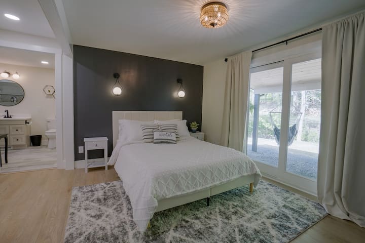 Chumba kikuu cha kulala cha ghorofa na ufikiaji wa bafu.