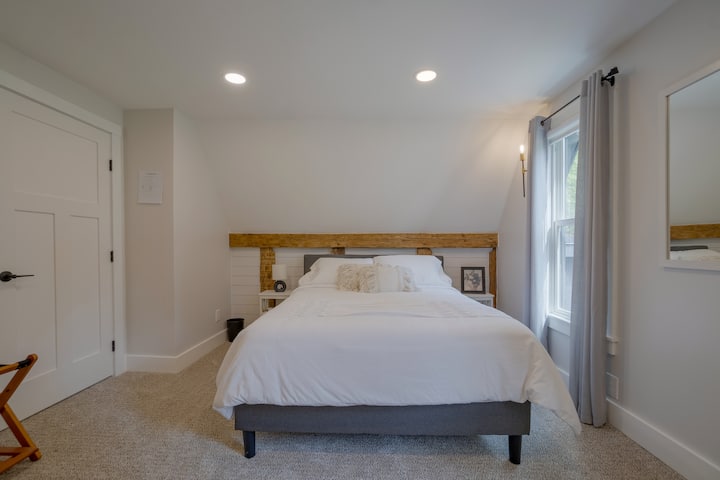 Chumba cha kulala cha ghorofa ya pili 1. Kitanda aina ya Queen chenye futoni.