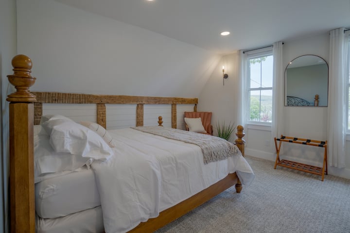 Chumba cha 2 cha ghorofa ya 2. Kitanda cha Malkia na kitanda cha mchana na trundle. (vitanda 2 vya mtu mmoja)