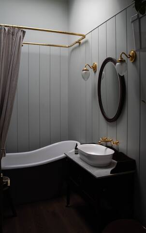 Columbia Road Cottage gallery image 2