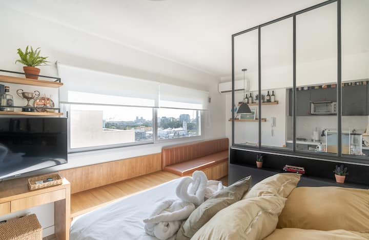 La hermosa ventana cuenta con conrtinas black out para tu privacidaad