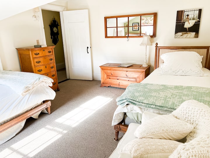 غرفة نوم صغيرة للنساء في الطابق
الثاني