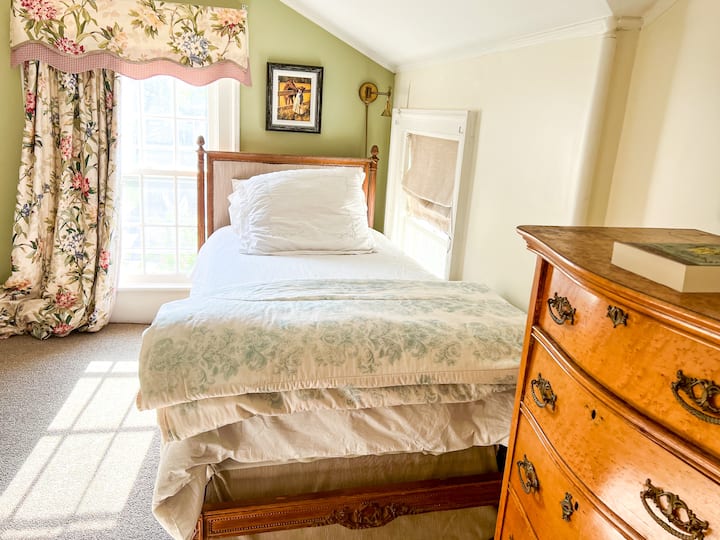 غرفة نوم صغيرة للنساء في الطابق
الثاني