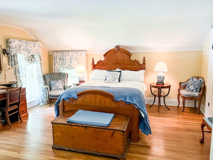 غرفة نوم جوناثان ليفينغستون سيغال في الطابق
الثاني