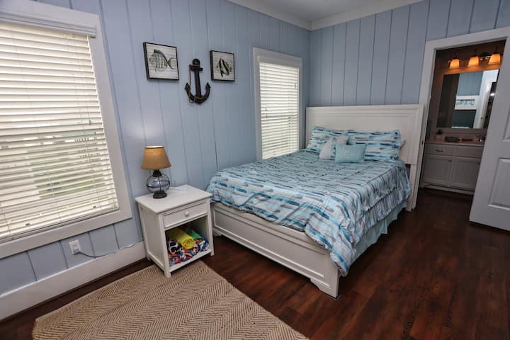 - ნათელი საძინებელი აკვა ტონიანი თეთრეულით, საზღვაო ხელოვნებითა და დახვეწილი სიმარტივით
- ორი დიდი ფანჯარა ბუნებრივ სინათლეს უშვებს, რბილი ტექსტურები კი მშვიდ ძილს იწვევს
- გთავაზობთ თანდართულ სააბაზანოსა და მყუდრო შტრიხებს სტუმრობის გასაუმჯობესებლად