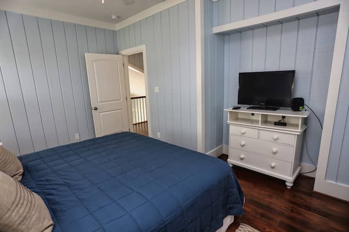 - კომფორტული საძინებელი ფლოტის თეთრეულით, ხრაშუნა თეთრი ფერის მორთვით და რბილი განათებით
- ბრტყელეკრანიანი ტელევიზორი მოთავსებულია კომოდის კუთხეებში მოსახერხებელი დასვენებისთვის
- მშვიდი საცხოვრებელი მაღლა, იდეალურია გვიან ღამით ფილმებისთვის ან ზარმაცებისთვის