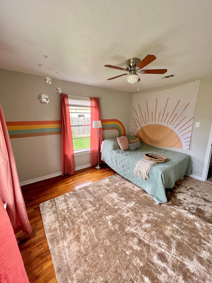 Colorful and clean private bedroom in cute home Houses for Rent in La