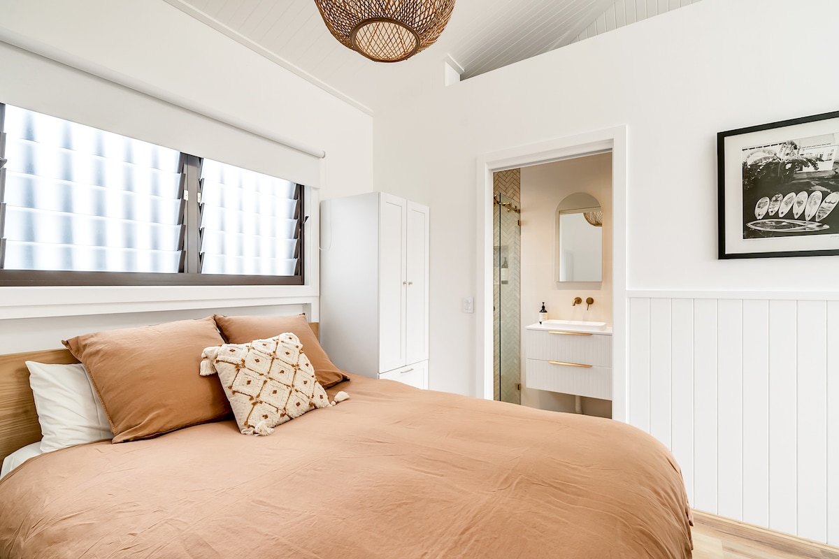 Main bedroom and ensuite. We include bodywash, shampoo, conditioner, etc for your stay.