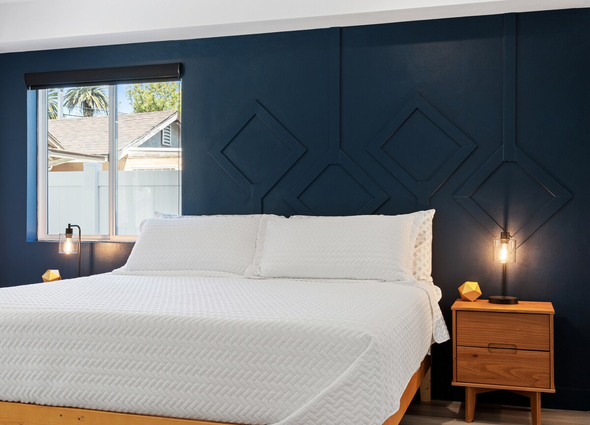 Spálňa 2 veľkosti King je vybavená osvetlením nočného stolíka v noci a prirodzeným osvetlením, ktoré vás ráno privíta.