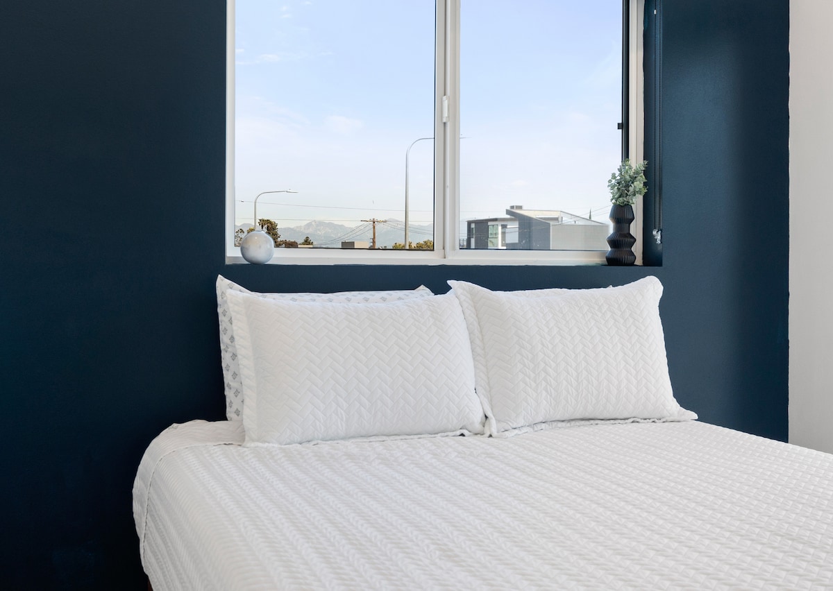 Spálňa 3: Táto manželská posteľ 4 je pohodlná a moderná a môže sa pochváliť kvalitným matracom, plyšovou posteľnou bielizňou a pripojenou kúpeľňou.