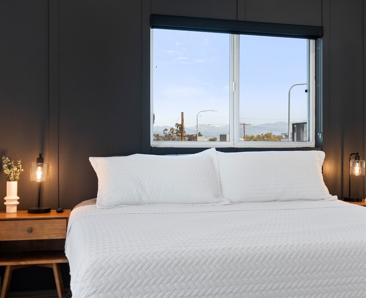 Spálňa 4: Posteľ je umiestnená medzi nočným stolíkom, ktorý je ideálny na čítanie alebo jednoducho na nastavenie nálady.