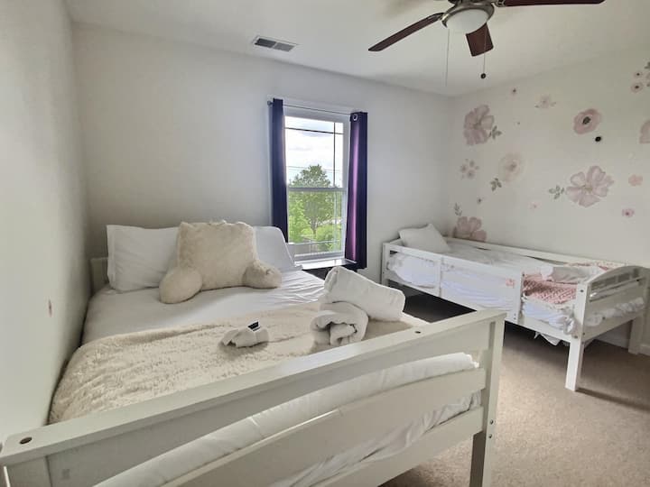 Მეორე ოთახი ზემოთ, Queen-ის საწოლით და Tween საწოლით.