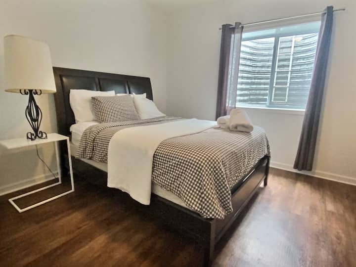 Სასტუმრო ოთახი სარდაფში Queen-ის საწოლით. Მას, ასევე, აქვს დასადგამი სამუშაო მაგიდა. Მხოლოდ ერთი საწოლია. Ამ სურათზე ნაჩვენებია სხვადასხვა თეთრეული.