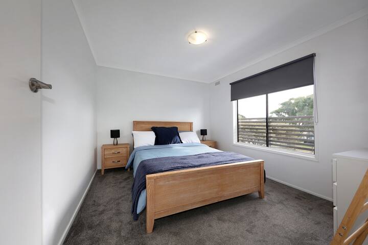 Chumba cha kulala 1 . Kitanda
cha ukubwa wa malkia.