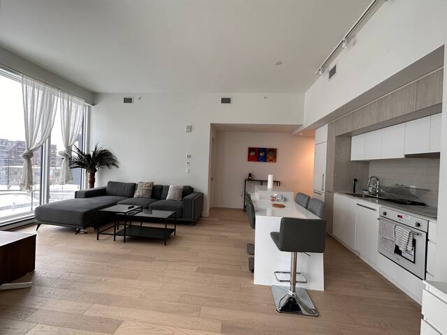 Wonderful unit next Center Bell