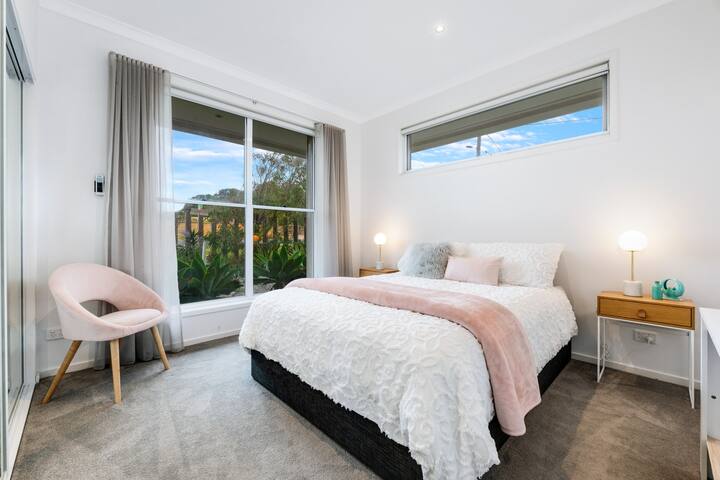 Luxury at the lookout – beach across the road!