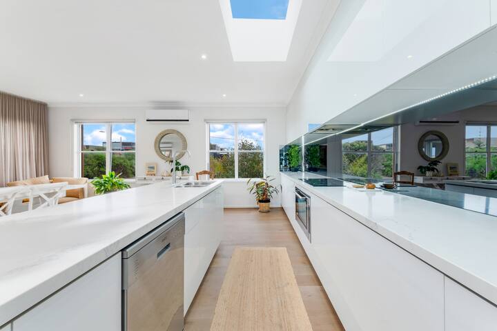 Luxury at the lookout – beach across the road! gallery image 2