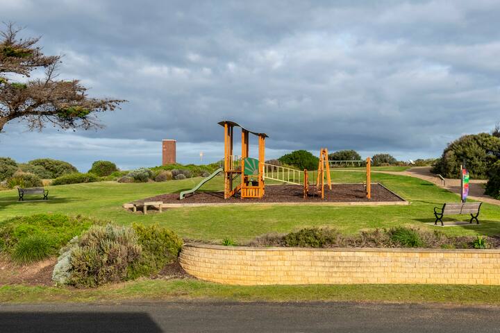 Luxury at the lookout – beach across the road! gallery image 4