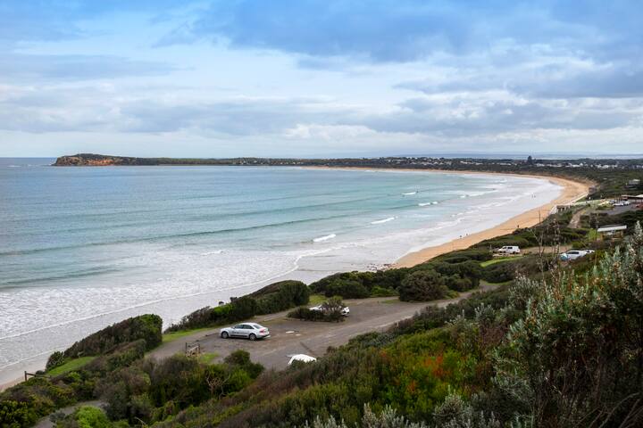 Luxury at the lookout – beach across the road! gallery image 3