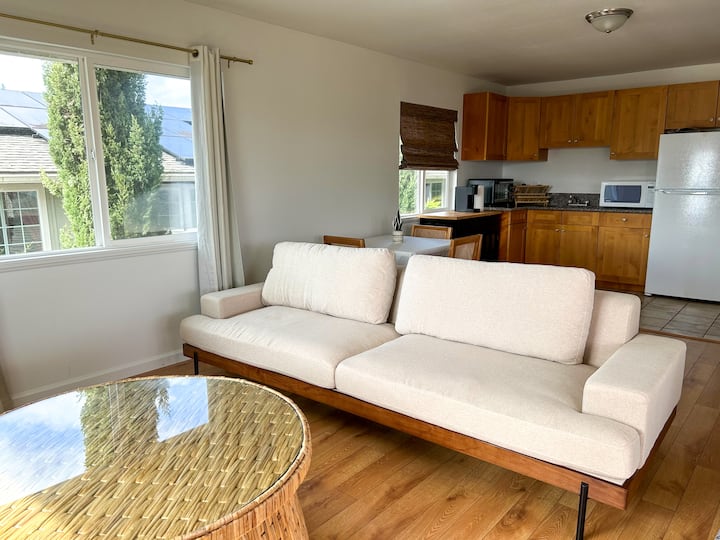 Centrally Located Guest House 30 Day Minimum Guest suites for Rent