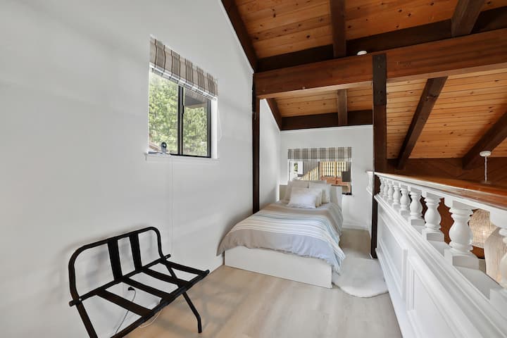 تحتوي شقتنا على سرير مزدوج (هنا) وسرير كامل آخر