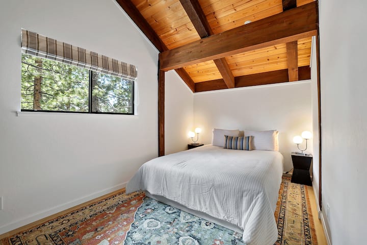 تحتوي غرفة النوم الرئيسية في الطابق العلوي على سرير كبير