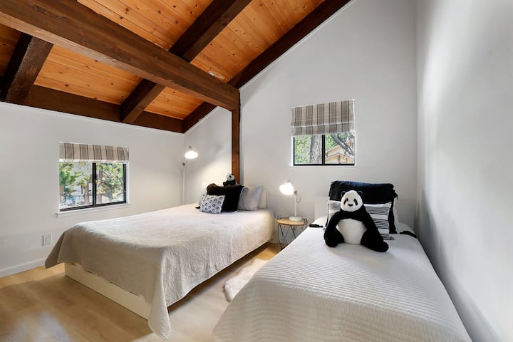 تحتوي غرفة النوم الثانية في الطابق العلوي على سرير بحجم ملكي وسرير مزدوج