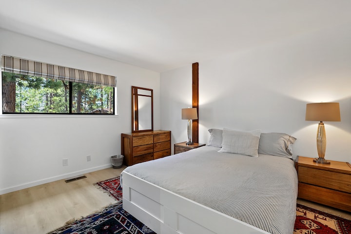 تحتوي غرفة النوم في الطابق السفلي على سرير كبير