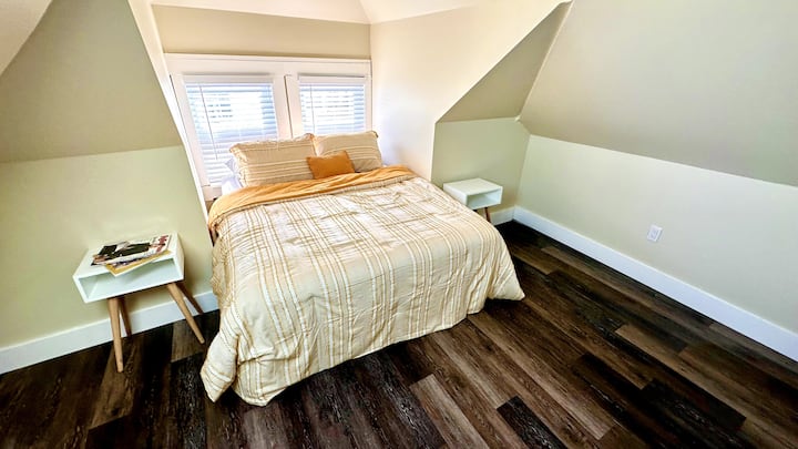 Chumba cha kulala na kitanda cha Malkia na taa za Ocean View