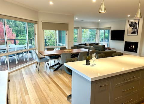 Top performing Airbnb: Modern with Views - Town Centre in Warburton