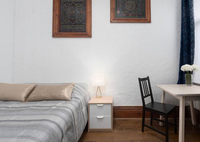 6 Bdrm + 5 Bthrm Heritage Home -Ideal for Students gallery image 4