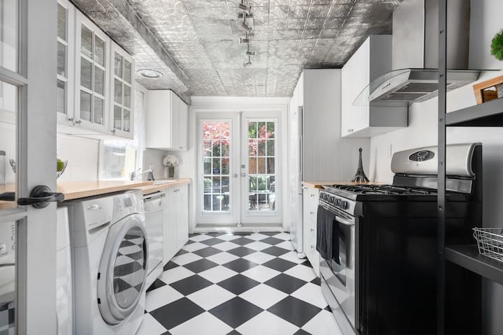 6 Bdrm + 5 Bthrm Heritage Home -Ideal for Students