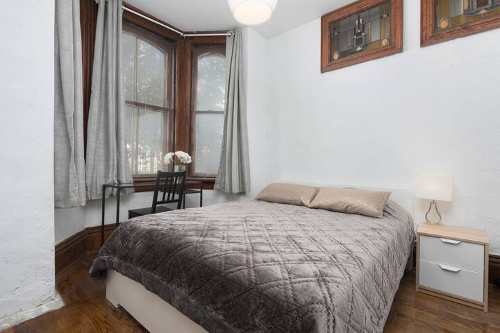 6 Bdrm + 5 Bthrm Heritage Home -Ideal for Students gallery image 2