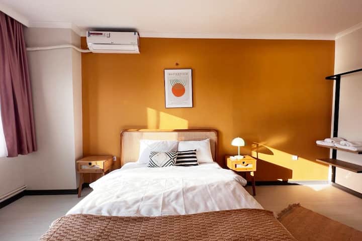 Шеста спална соба со брачен кревет