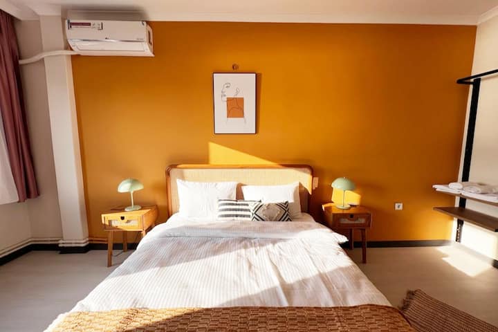 Седма спална соба со брачен кревет (широк 150-179 см)